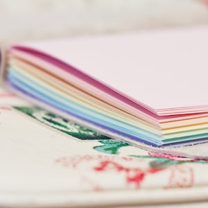 Rainbow Leather Wrap Journal Handgebonden lederen blanco of gelinieerd boek 6 x 4 Aangepast Pastel Multi Color Pages A6 afbeelding 2