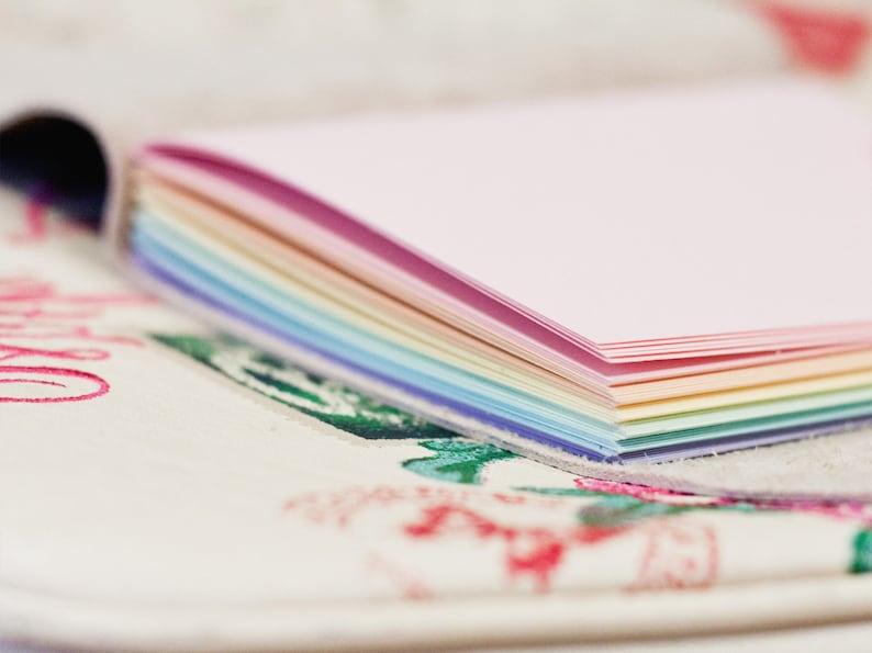 Rainbow Leather Wrap Journal Handgebonden lederen blanco of gelinieerd boek 6 x 4 Aangepast Pastel Multi Color Pages A6 afbeelding 2