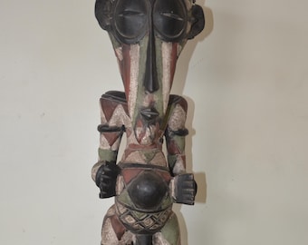 Gran figura de poder Songye – Estatua Nkisi policromada de 86 cm – Arte ancestral del Congo