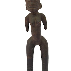 以下が含まれることがあります： 斑点のあるマット仕上げのセラミックマグカップ3個セット。マグカップはクリーム、ライトグレー、ダークグレーの色合いです。各マグカップはシンプルでミニマリストなデザインです。