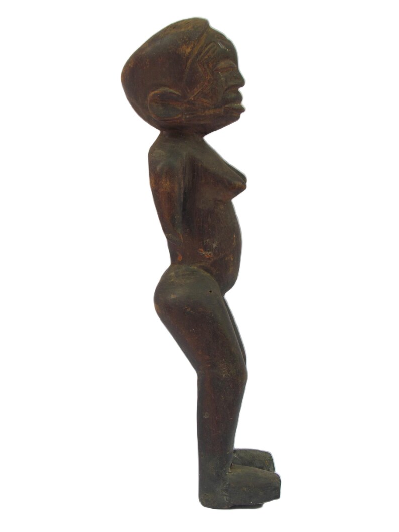 以下が含まれることがあります： 黒いハンドルと「But First, Coffee」のテキストが黒い太字で書かれた白いセラミックマグ。マグは木製の表面に置かれています。