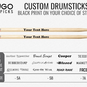 Puede incluir: Dos baquetas de madera con texto negro que dice "Your Text Here" en cada baqueta. Las baquetas están sobre un fondo blanco con una pancarta negra que dice "CUSTOM DRUMSTICKS BLACK PRINT ON YOUR CHOICE OF STICKS". Debajo de las baquetas hay varias opciones de fuente para el texto en las baquetas, incluyendo "Another Typewriter", "Brush Script", "Cooper", "Rubberstamp", "Colors of Autumn", "Blazed", "Steelworks Vintage", "God of War", "Road Rage", "The Dead Saloon", "Market Deco", y "Faceoff".