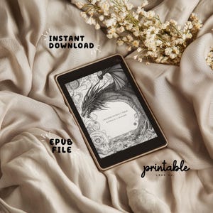 Op de afbeelding: Een e-reader met een grijswaarden drakenillustratie uit een boek getiteld "A Reader Without Their Kindle Is a Tragedy". De e-reader ligt op een beige stof, met de tekst "Instant Download" en "Epub File."