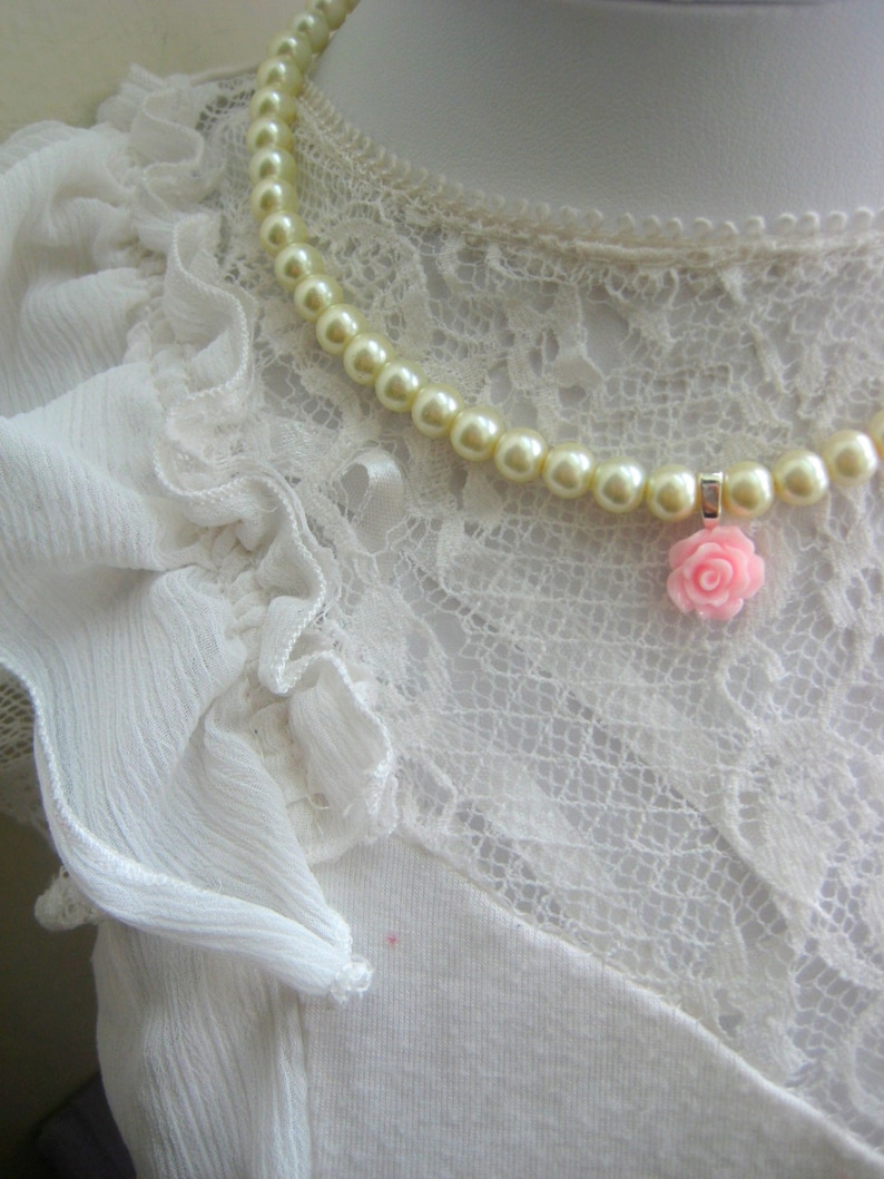 Glass pearl rose necklace. image 1