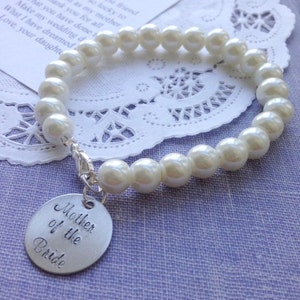 Nacre de la mariée, marié, breloque estampée à la main, bracelet en perle. Livré avec carte personnalisée GRATUITE, d’autres couleurs disponibles.