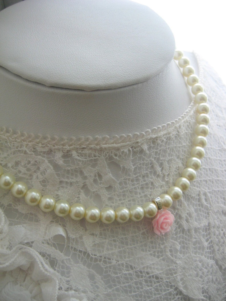 Glass pearl rose necklace. image 3