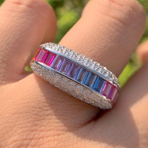 Anillo arcoíris de oro de 14 quilates: banda con diamantes de laboratorio talla baguette y redondos y múltiples piedras preciosas.