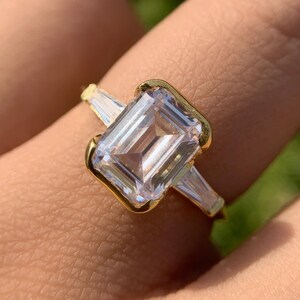 Pierścionek zaręczynowy z moissanitem w szlifie szmaragdowym 14K ze złota: akcenty z diamentów w szlifie bagietkowym