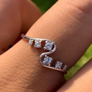 Delicato anello Chevron in moissanite: fede nuziale minimalista in argento sterling