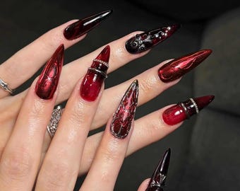 Unghie finte rosse cromate, unghie gotiche scure, unghie a stiletto di lusso, nail art 3D audace fatta a mano.
