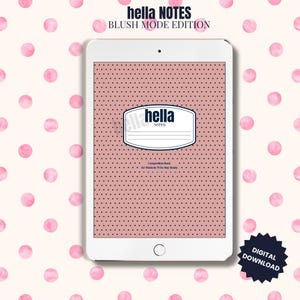 Op de afbeelding: Een digitaal ontwerp voor een omslag van een compositieboek op een tablet. De omslag is blushroze met kleine zwarte stippen en een wit label met de tekst "hella NOTES". De achtergrond is lichtroze met aquarel stippen. De woorden "BLUSH MODE EDITION" staan bovenaan.