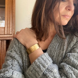 Einfache Hand gehämmert Goldarmband Manschette, 1970er Jahre inspiriert breite oder schmale Gold gehämmerte Manschette aus Messing, Retro Boho und minimalistische verstellbare Manschette