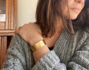 Simple hand hammered gold bracelet cuff, 1970s inspired wide or narrow brass gold hammered cuff, retro boho and minimalist adjustable cuff