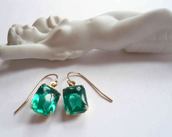 Vintage emerald green glass art deco earrings, May birthstone jewelry, square green emerald cut glass prong setting, 14K gold fill leverback