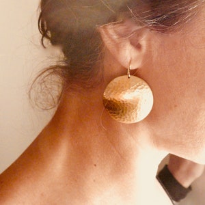 Pendientes rústicos, pendientes de disco de oro glam, pendientes grandes de oro martillado en alambres para pendientes rellenos de oro de 14 quilates, pendientes llamativos bohemios, regalo para una amiga.