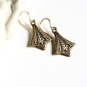 Vintage Victorian style dainty gold earrings, elegant fleur de lis lightweight dangles on 14K gold filled earwires, downton abbey earrings