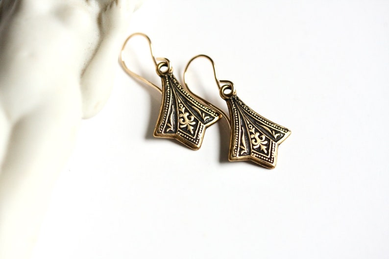 Vintage Victorian style dainty gold earrings, elegant fleur de lis lightweight dangles on 14K gold filled earwires, downton abbey earrings