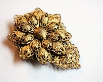 Pince à robe victorienne antique en filigrane d'or en laiton, collier pendentif Art Nouveau vintage, collier ras de cou pendentif broche de l'âge de la nouilles