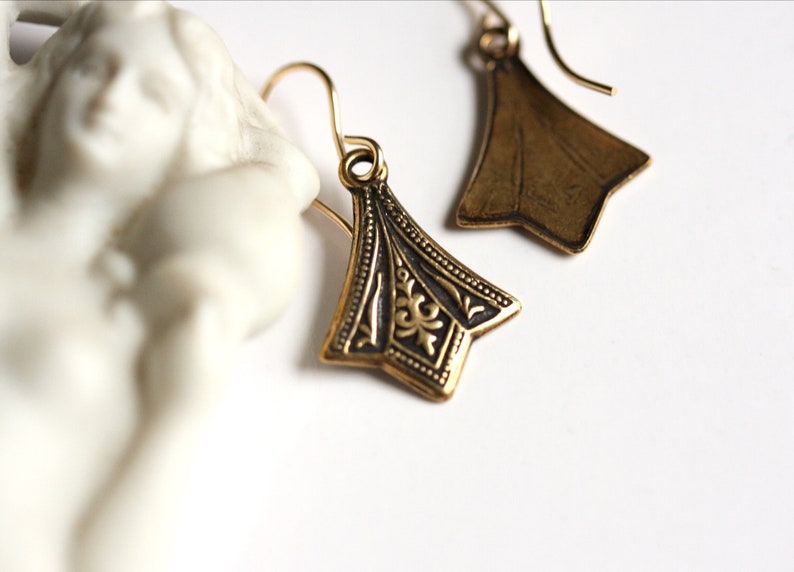 Vintage Victorian style dainty gold earrings, elegant fleur de lis lightweight dangles on 14K gold filled earwires, downton abbey earrings