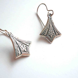 Vintage Victorian style dainty silver earrings, elegant fleur de lis lightweight dangles on sterling silver earwires, downton abbey earrings