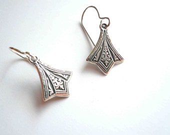 Vintage Victorian style dainty silver earrings, elegant fleur de lis lightweight dangles on sterling silver earwires, downton abbey earrings