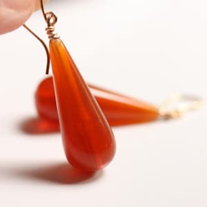 Vintage lucite faux carnelian teardrop earrings, lightweight terra cotta drop earrings, simple minimalist dangles everyday good luck drops