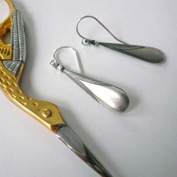 Eenvoudige zilveren oorbellen, lange dunne zilveren druppels, Edwardiaanse Downton Abbey-hangers uit de jaren 1920, klassieke art-deco-hangers, sterlingoorbellen