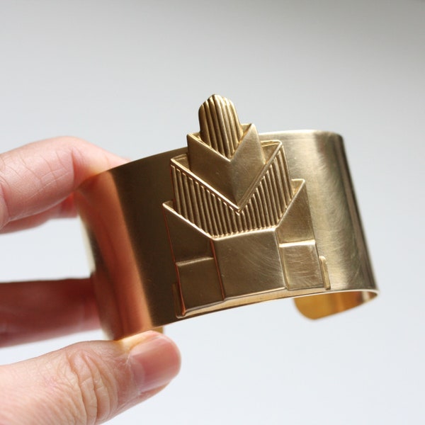 Bred guldfärgad art déco-armbandsmanschett, Great Gatsby vintage-stil stort mässingsarmband, festgåva från 1920-talet med arkitekturinspirerad geometrisk fokuspunkt