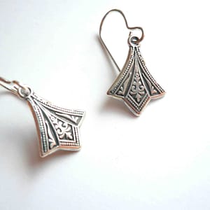 Vintage Victorian style dainty silver earrings, elegant fleur de lis lightweight dangles on sterling silver ear wires