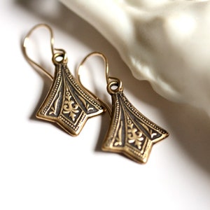 Vintage Victorian style dainty silver earrings, elegant fleur de lis lightweight dangles on sterling silver earwires, downton abbey earrings antiqued gold