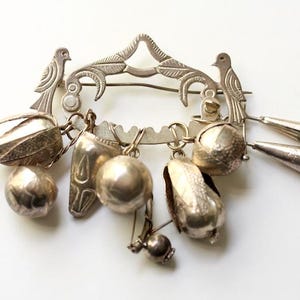 Pin vintage de la suerte brasileña de Penca de Balangandan. Amuleto de esclavo antiguo de plata 900. Chatelaine, regalo de graduación de historia latina y antropología.