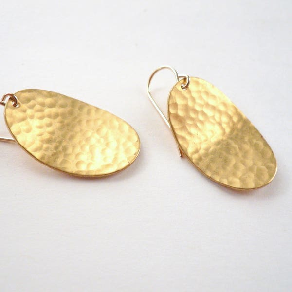 Classic and simple hammered curved gold oval earrings, lightweight solid brass dangles, handmade medium size 14KGF earwires, mom sister gift