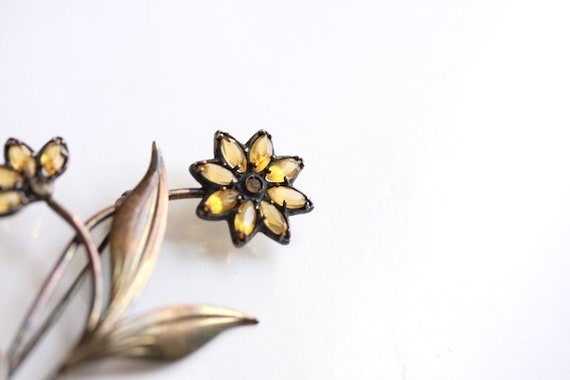 Yellow daisy rhinestone sterling brooch, vintage … - image 5