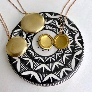 Plain gold locket necklace, Charm locket, Simple round locket, Picture locket, Small hinged locket, Personalized locket, romantic gift