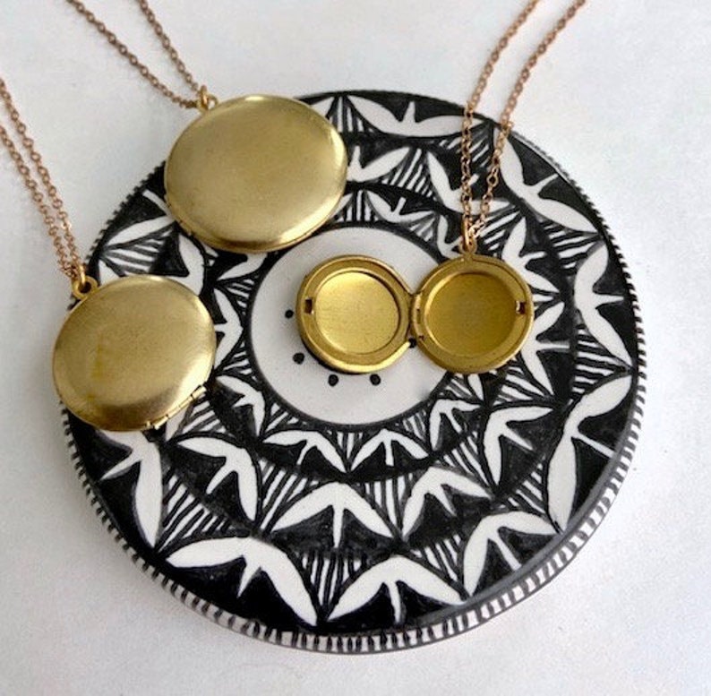 Plain gold locket necklace, Charm locket, Simple round locket, Picture locket, Small hinged locket, Personalized locket, romantic gift
