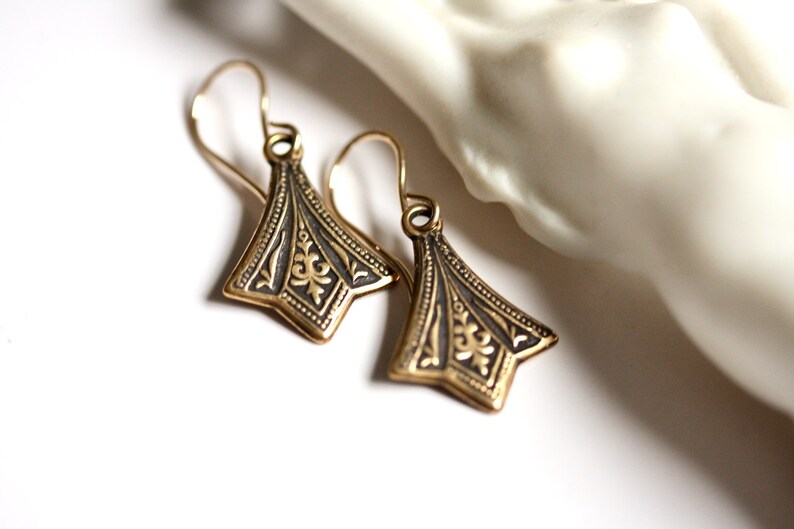 Vintage Victorian style dainty gold earrings, elegant fleur de lis lightweight dangles on 14K gold filled earwires, downton abbey earrings