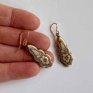 vintage style gold victorian earrings with flowers