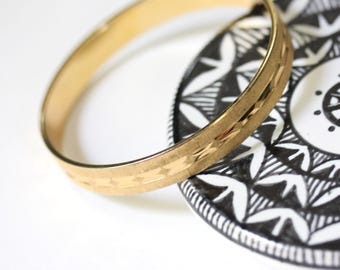 Diamantgeslepen smalle gouden armband uit het midden van de eeuw Gesigneerde MONET-stapelarmband Vintage namaakkostuumsieraden Klassieke minimalistische alledaagse mode