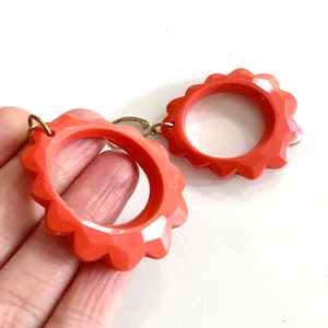 Große rote Creolen, orange Koralle Farbe retro 50s Bogenschenkel Statement Ohrringe, leichte vintage italienische Ohrringe mit Silber oder Gold