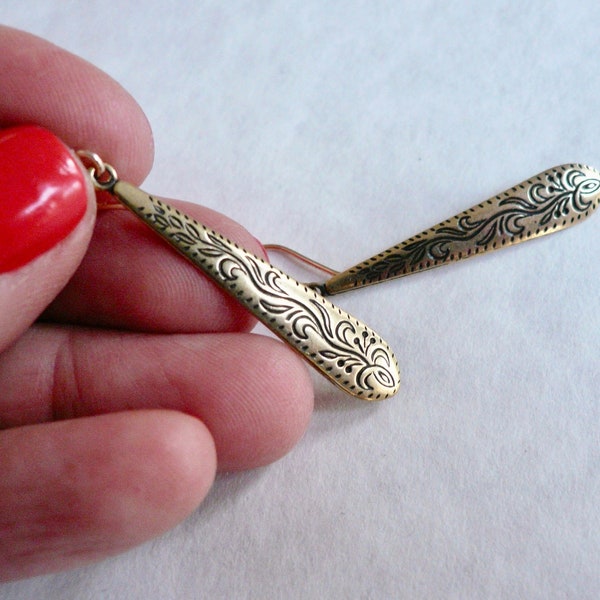 Orecchini d'oro, gioielli di Downton Abbey, orecchini in stile edoardiano, pendenti vittoriani dettagliati, lunghi pendenti in ottone dorato, gancio per orecchini in oro 14 carati