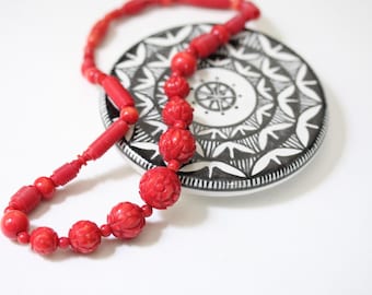 Vintage 1940s cherry red floral Galalith bead necklace WWII era red 17 inch chain Hidden screw clasp Lightweight Rockabilly strung beads