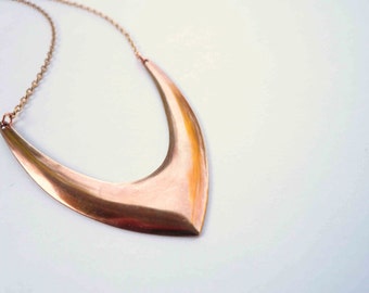 Collar de Star Trek, colgante geométrico en forma de V de latón vintage con cadena de longitud personalizada, lindo y divertido collar dorado para fanáticos de Star Trek, regalo de ciencia ficción para nerds.