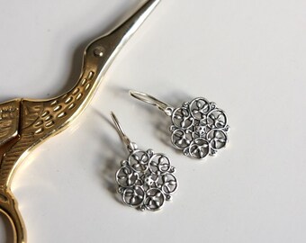 Boucles d'oreilles en argent, gouttes en argent délicates, petits pendentifs en argent en filigrane légers, gouttes de style victorien abordables, boucles d'oreilles rondes, fils de 925