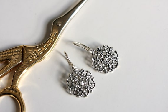 Hermosa Pulsera Con Incrustaciones De Piedras Preciosas Aislado Sobre Fondo Blanco 41158 7601