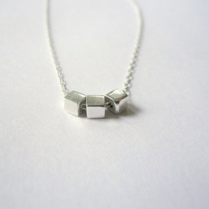 Fint litet kubhalsband i sterlingsilver, minimalistiskt, nätt litet geometriskt dotterhalsband i 925 silver, unik, enkel och fin present