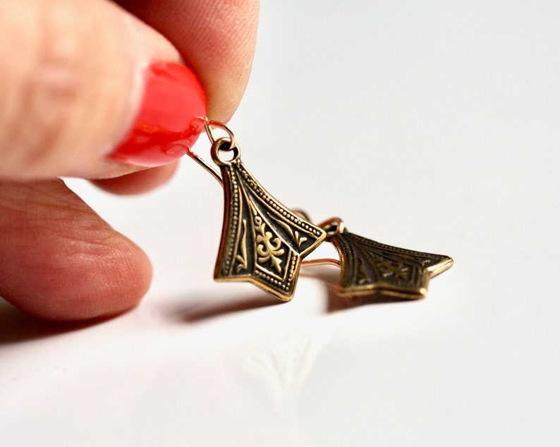 Vintage Victorian style dainty gold earrings, elegant fleur de lis lightweight dangles on 14K gold filled earwires, downton abbey earrings