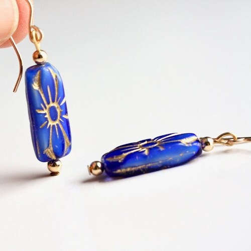 Boucles d'oreilles longues en étoile bleues des années 20 Art déco pendantes étoile géométrique dorée Rectangles de verre bleu cobalt lumineux 14KGF cadeau vintage hypoallergénique