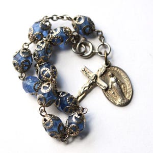 Vintage katholisches Gebetsarmband Wunderbare Maria Medaille + Kruzifix Blaue Perle Brautstrauß Rosenkranz Alter religiöser Schutz Geschenk der Hingabe