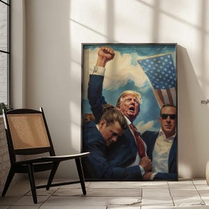 Pu&ograve; includere: Un poster incorniciato con un dipinto di tre uomini. L'uomo al centro indossa un abito e una cravatta e ha il pugno alzato in aria. L'uomo a sinistra indossa un abito blu e l'uomo a destra indossa un abito nero. Il poster ha una bandiera americana rossa, bianca e blu sullo sfondo.