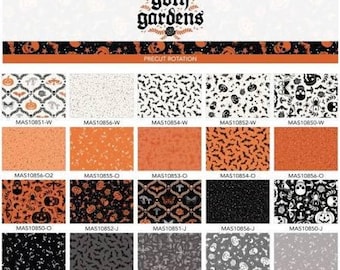 Könnte beinhalten: Stoffpaneel mit verschiedenen Halloween-Mustern. Oben steht der Text "Goth Gardens" und ein Rand mit Totenköpfen. Darunter befinden sich Stoffmuster mit Fledermäusen, Kürbissen, Spinnen und anderen gruseligen Designs in Orange, Schwarz und Weiß.